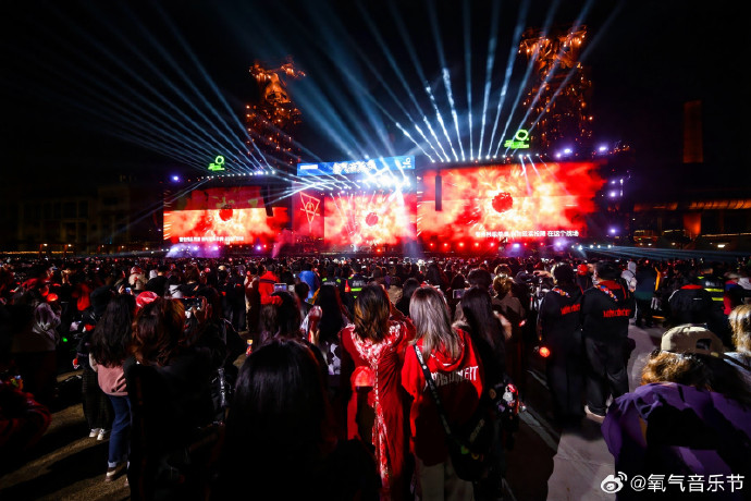 老熟女重囗味HDXX70广场舞热辣来袭，舞动青春，展现魅力，引爆全场激情