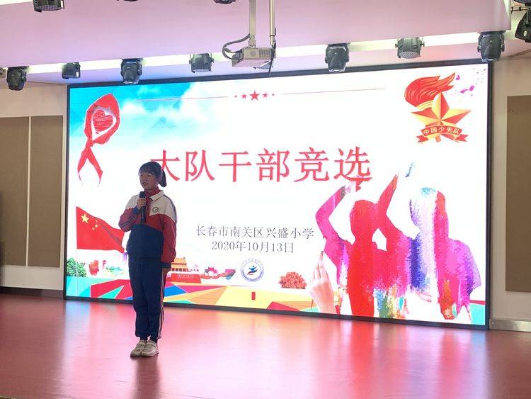 欧美老太太时尚穿搭秘诀,优雅与舒适并存,展现自信晚年风采 欧美老太太时尚穿搭秘诀,优雅与舒适并存,展现自信晚年风采
