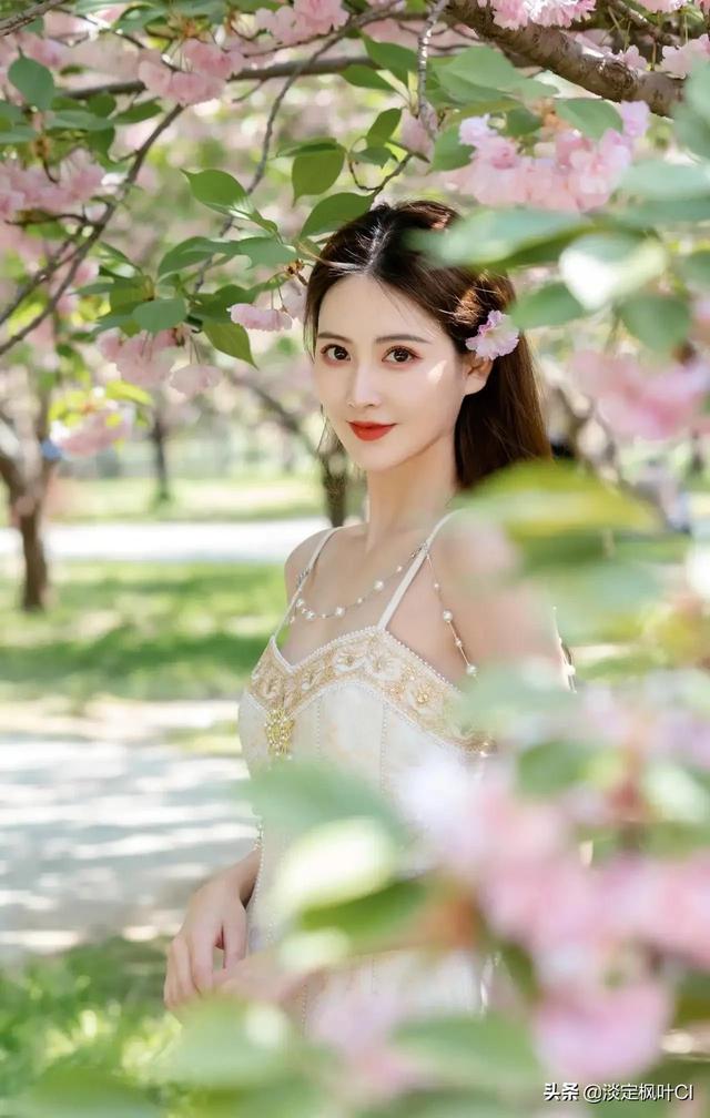 在线尤物久久噜魅力无限，性感女神热辣写真，高清美图一网打尽