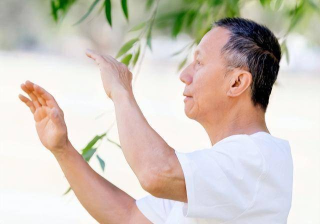 成人瑜伽AAA片免费看轻松入门，快速掌握基础动作，享受健康生活乐趣