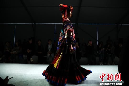 亚洲制服丝袜中文字幕魅力十足，展现独特风情，吸引无数观众目光