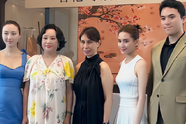 国产成人愉拍精品久久推荐最新高清合集