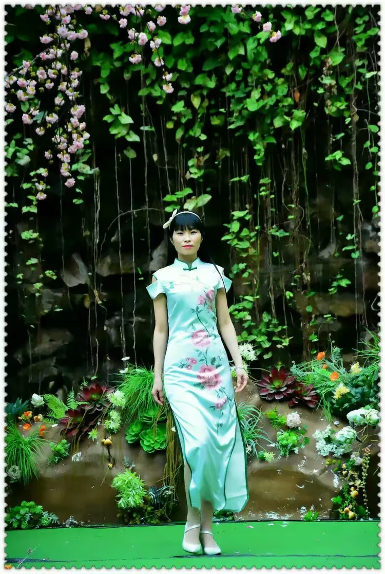 耄耋老女人的人生智慧与优雅生活，岁月沉淀的从容之美，银发女性的魅力绽放
