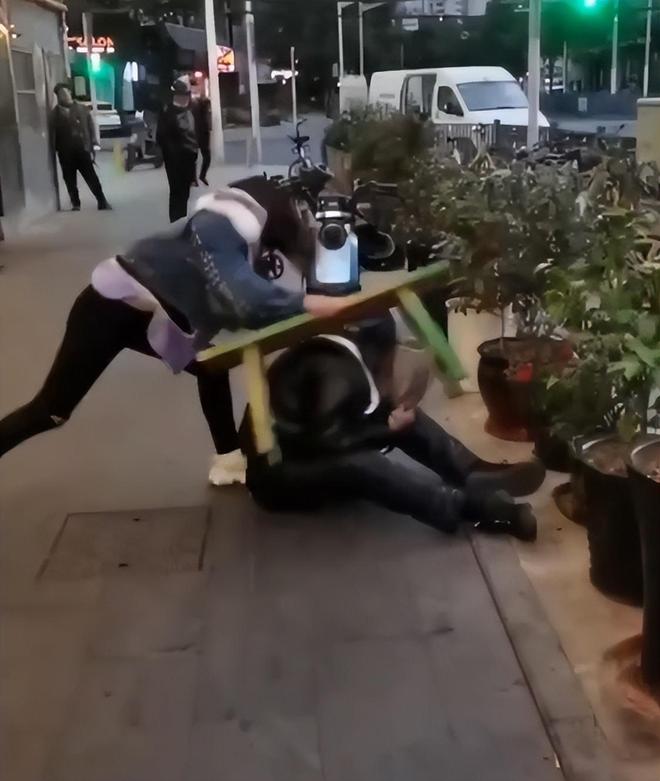 女警察的奶又白又大，英勇形象深入人心，展现女性力量与魅力