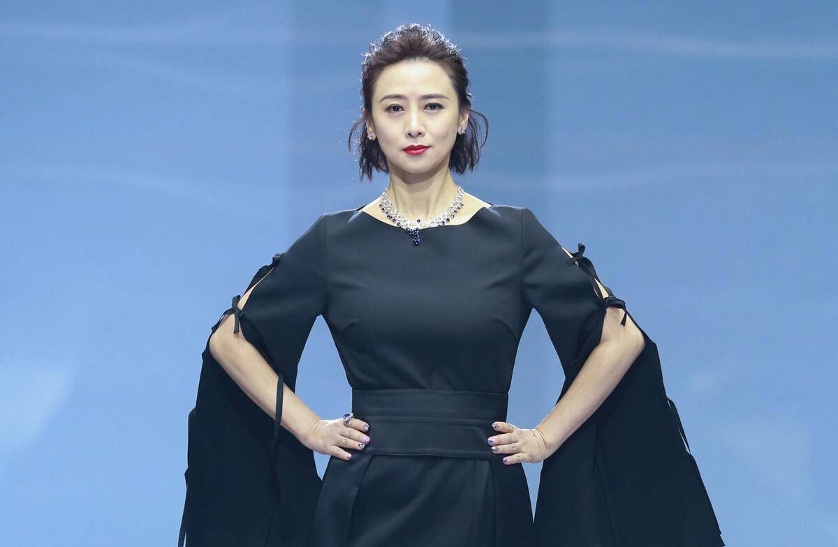 李丽珍丰满女教师演绎经典角色，魅力不减当年，引发观众热议