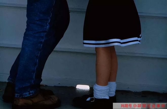 16岁初中女生脚心照片浜拍摄技巧，展现青春活力，轻松拍出自然美感