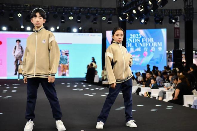 高中女学生的粉嫩小泬青春穿搭指南，校园时尚灵感，甜美风格搭配技巧