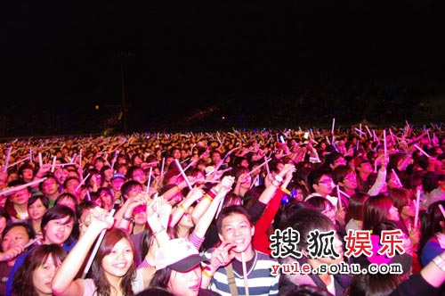 成人婷婷五月天演唱会现场火爆，粉丝热情高涨，音乐震撼人心