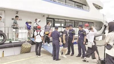 剑鱼台风袭击三亚，沿海居民紧急撤离，防范风暴潮与强降雨