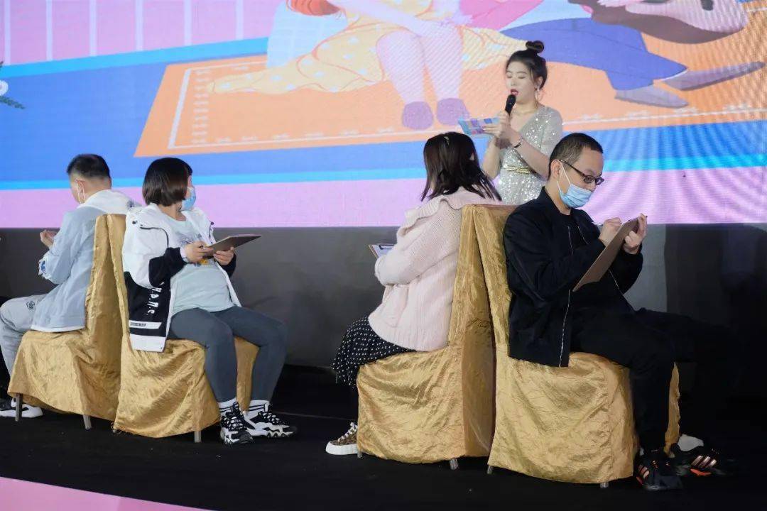 日本孕妇好丰满身材迷人，孕期穿搭时尚大方，展现独特孕味魅力