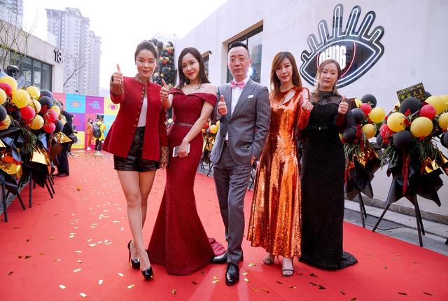 法国贵妇性俱乐部奢华社交圈，优雅风尚，隐秘派对盛宴
