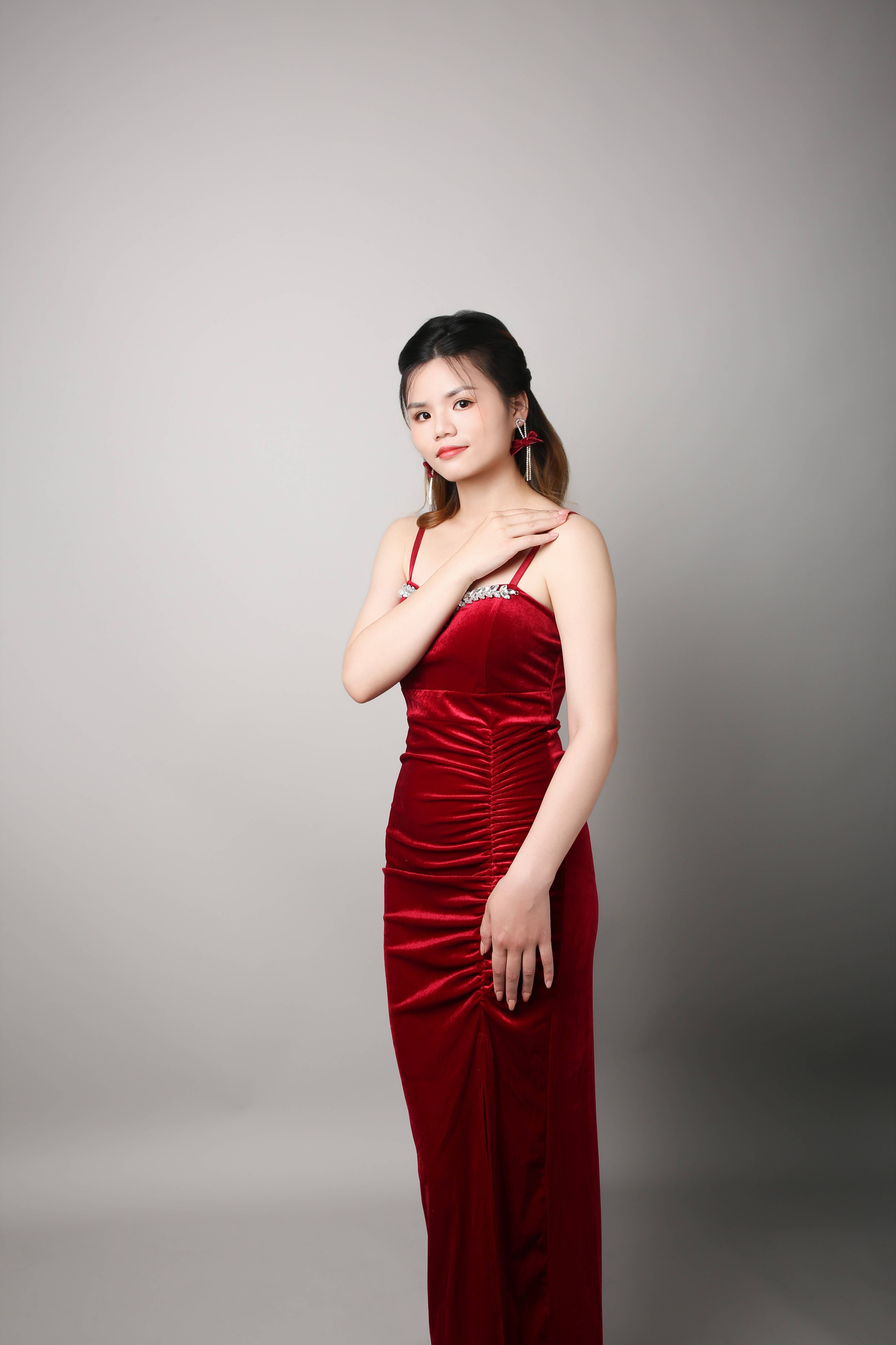 狠色婷婷绽放独特魅力，惊艳全场，展现自信风采
