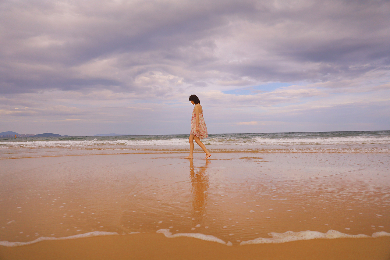 六十路の豊満な女の子浜が魅せ熟れ美し海辺で輝く大人の女性，艶や際立つ夏