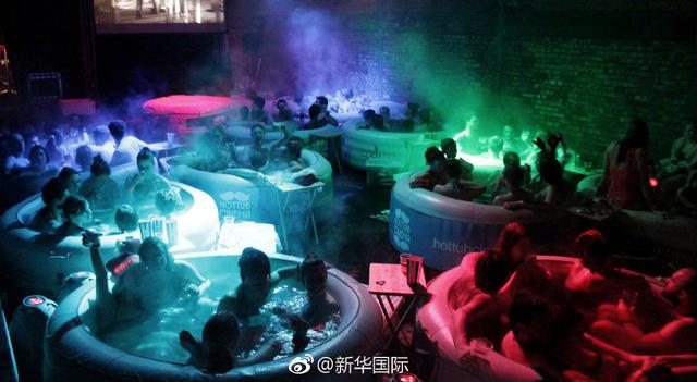 学生洗澡影院观影新体验，校园生活更舒适，放松身心两不误