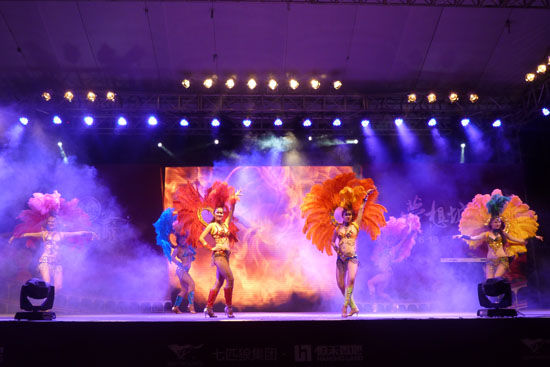 2.真人一进一出抽搐gift,神秘表演引爆全场,观众直呼过瘾,幕后花絮首曝光