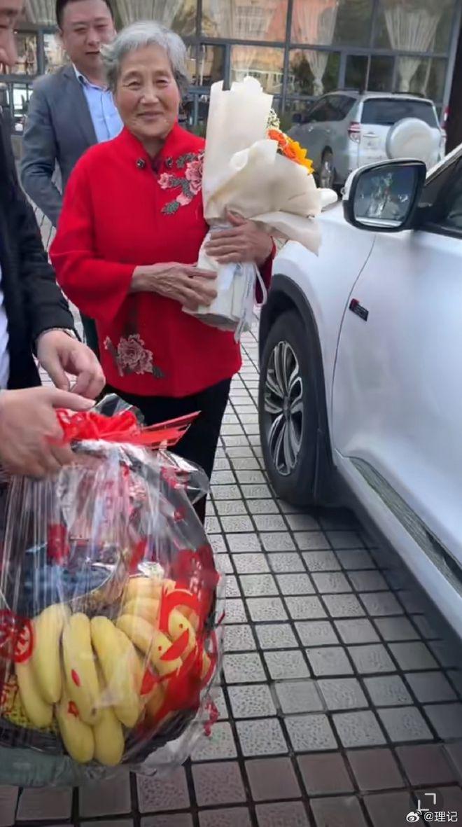 1.老太太做爱视频引发热议