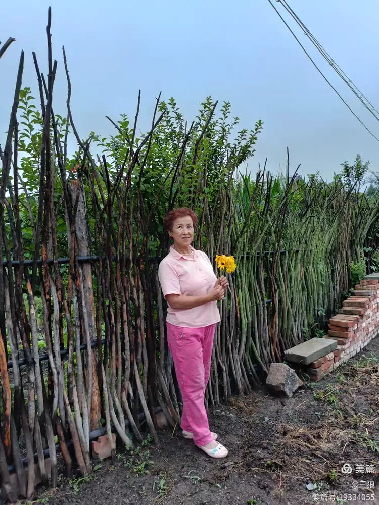 农村熟妇的田园生活日常,洗衣做饭下地干活,朴实无华却充满温情 农村熟妇的田园生活日常,洗衣做饭下地干活,朴实无华却充满温情