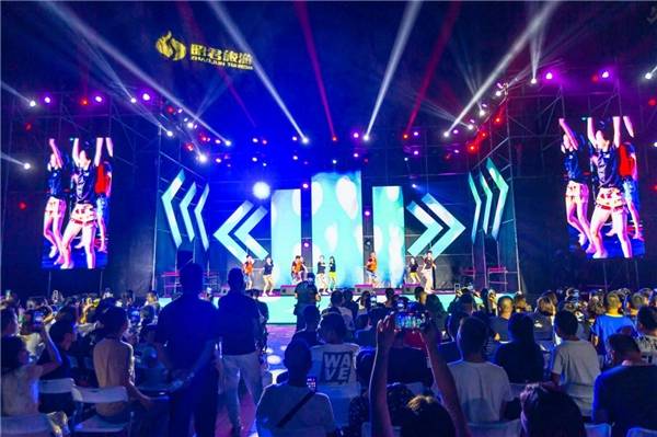 4个老熟女玩一小伙，激情互动引爆全场，年轻小伙难招架，熟女魅力无法挡