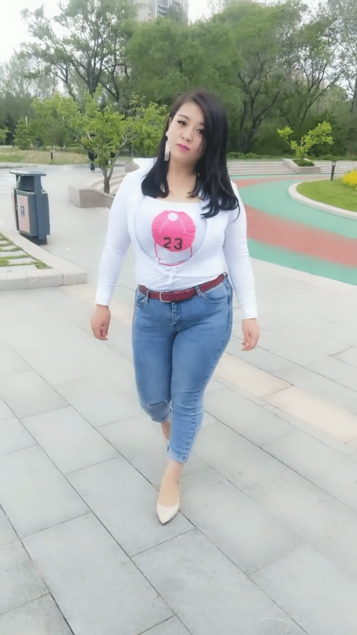 丰满少妇一区二区魅力不减，风情万种惹人爱，成熟韵味尽显优雅