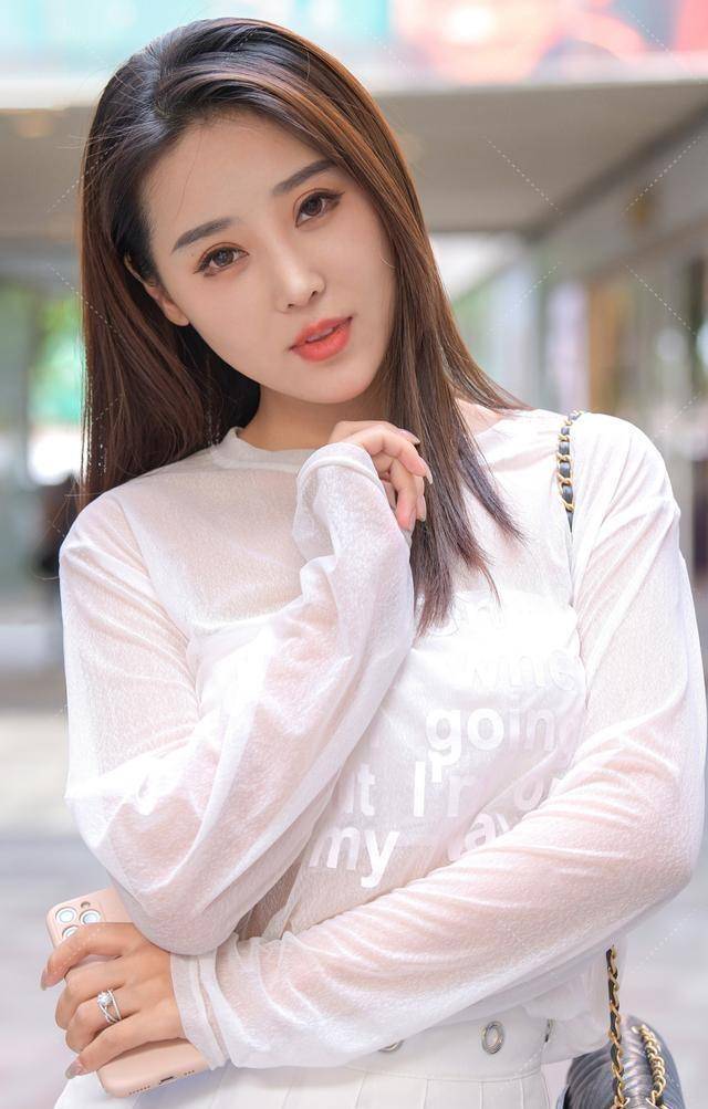 国产胖女人a片浜风情迷人，魅力四射，展现自信美