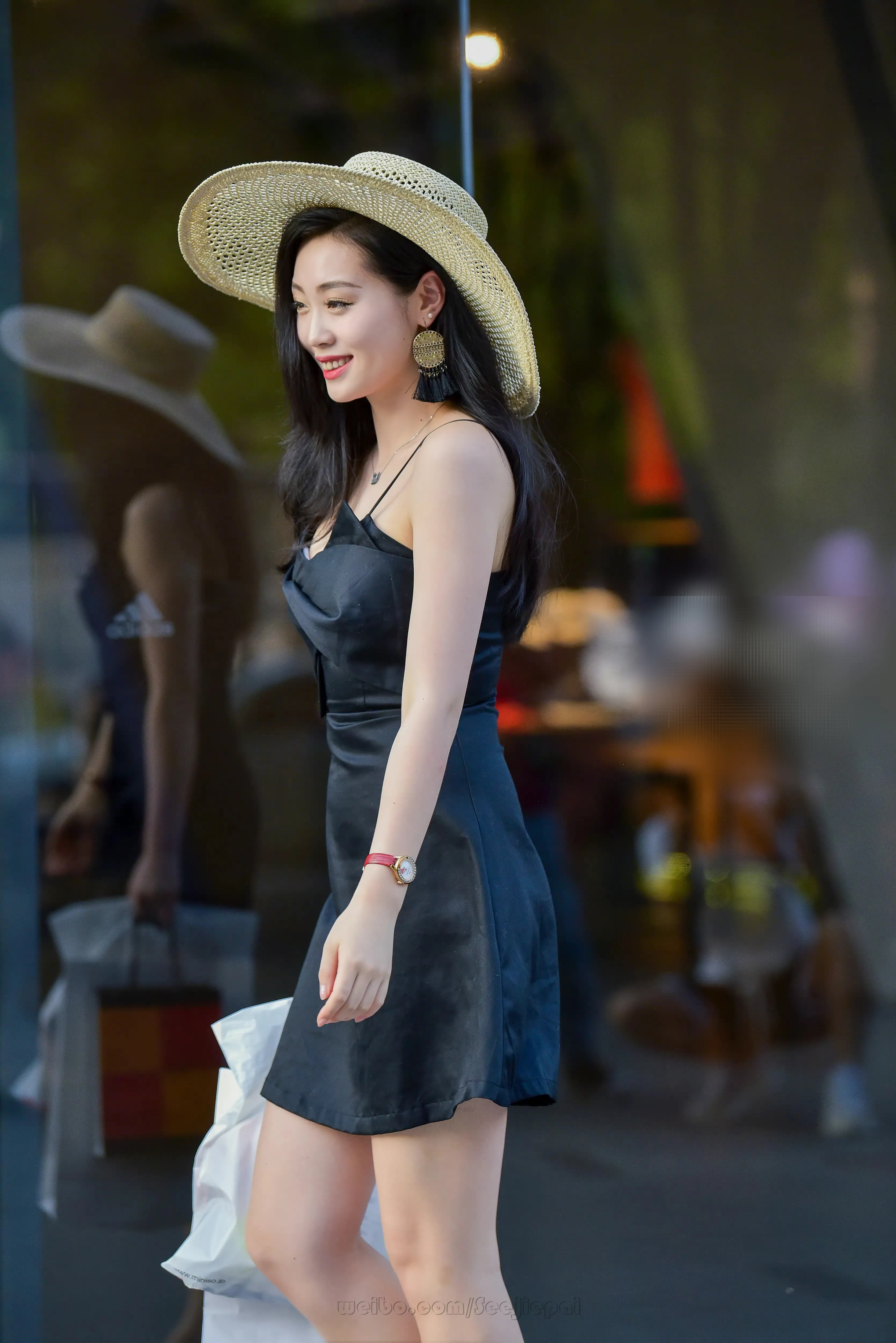 熟女老B的时尚魅力，优雅气质与成熟风韵，展现自信女人味