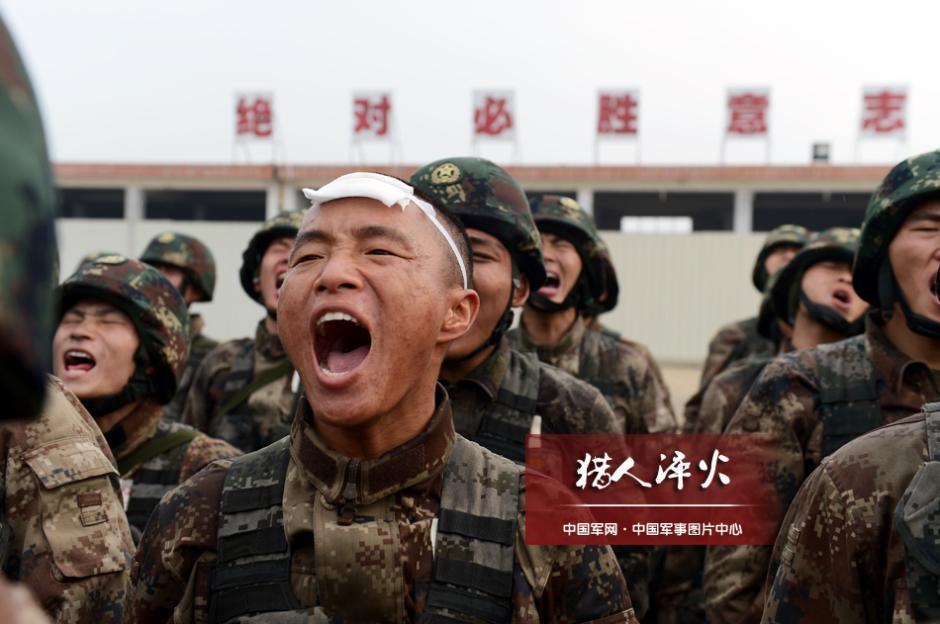 *军人低吼律动呻吟声震撼人心，铁血柔情交织，战场回响永恒*