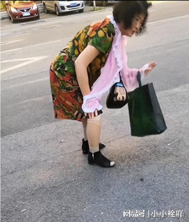 2.偷拍老太婆事件曝光，网友热议，法律专家发声