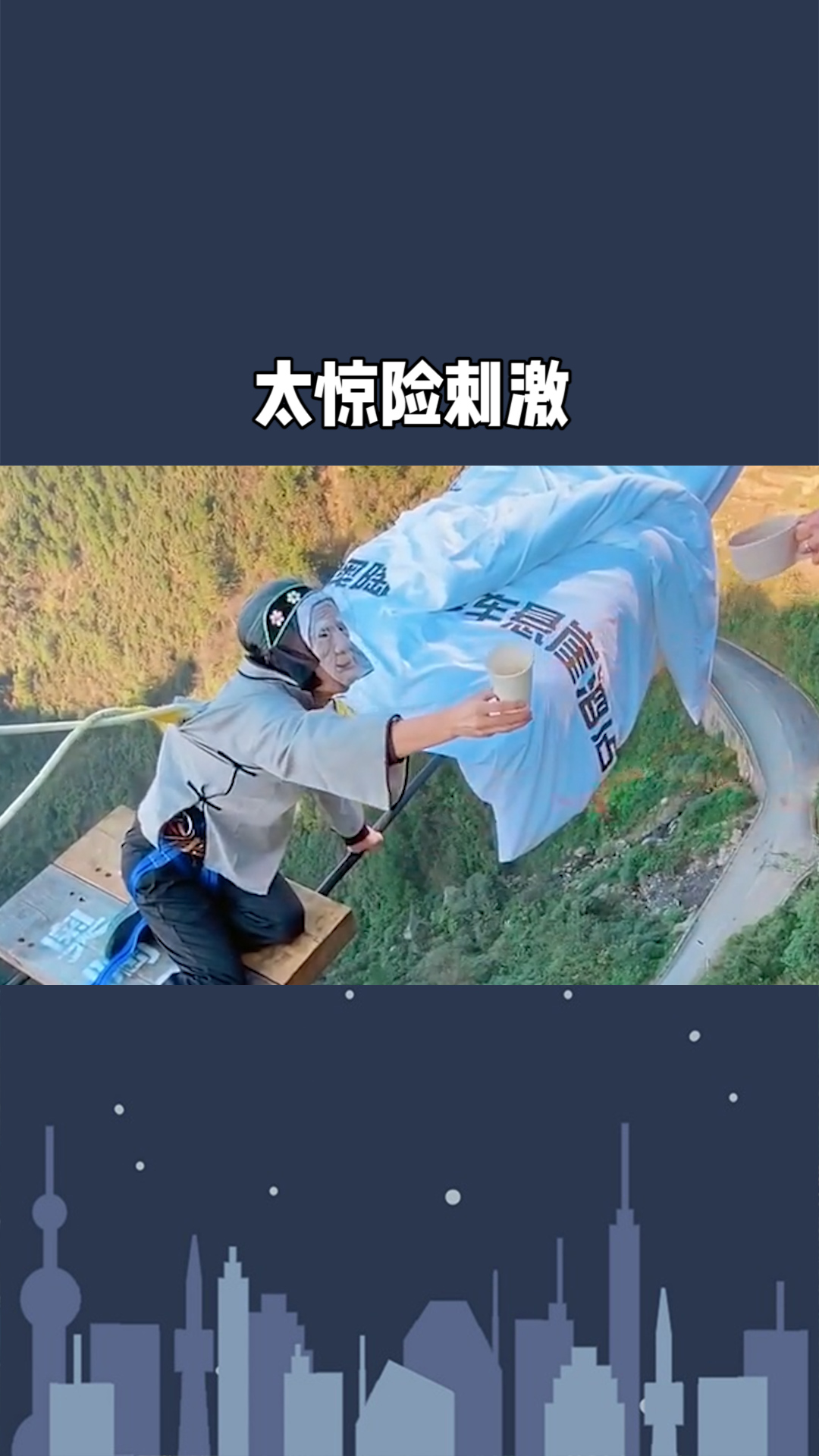 熟老妇观看经典影片回味青春岁月，品味人生百态，感悟时光流转