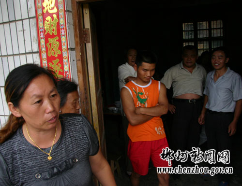 农村夫妇高潮喊叫偷拍浜引发热议，村民议论纷纷，警方介入调查