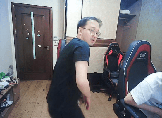 2.偷拍熟女冲凉事件持续发酵，网友热议，警方介入调查