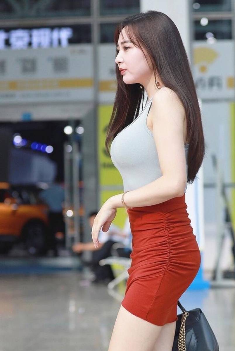 丰满成熟女人真人形象魅力绽放，优雅自信，尽显女性韵味