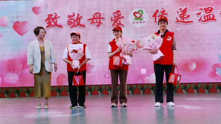 2.国产色大肚皮孕妇，展现独特魅力，传递母爱温暖，感受孕期优雅风采