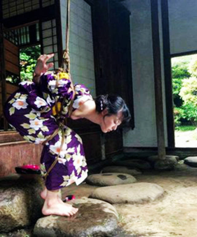 VK浜半岛捆绑美女惊艳亮相，神秘场景引爆热议，独家揭秘幕后花絮