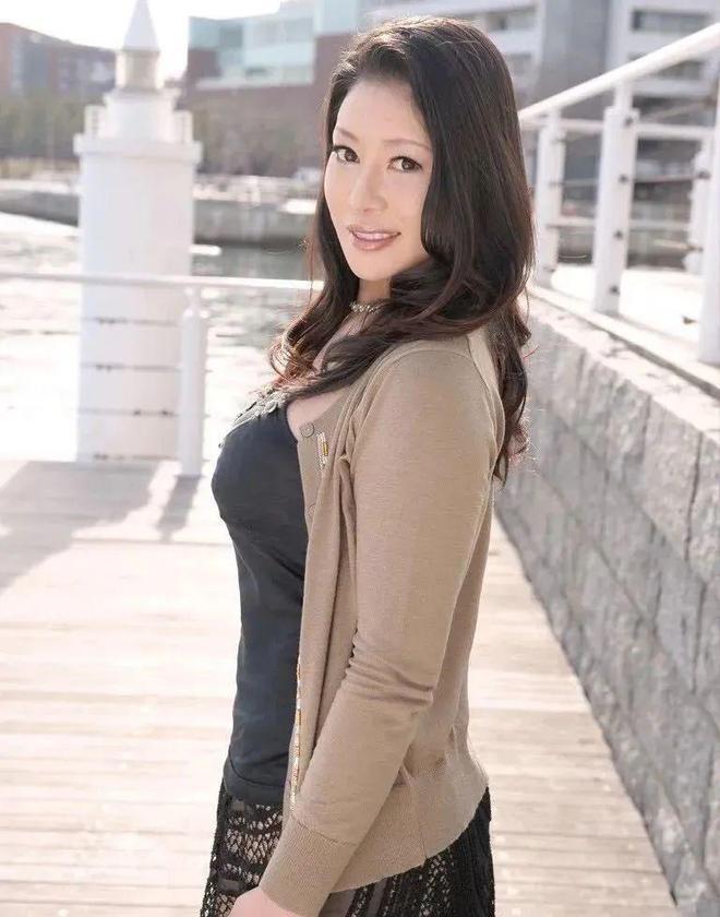 北岛玲大屁股熟妇风情万种，魅力四射，令人陶醉不已