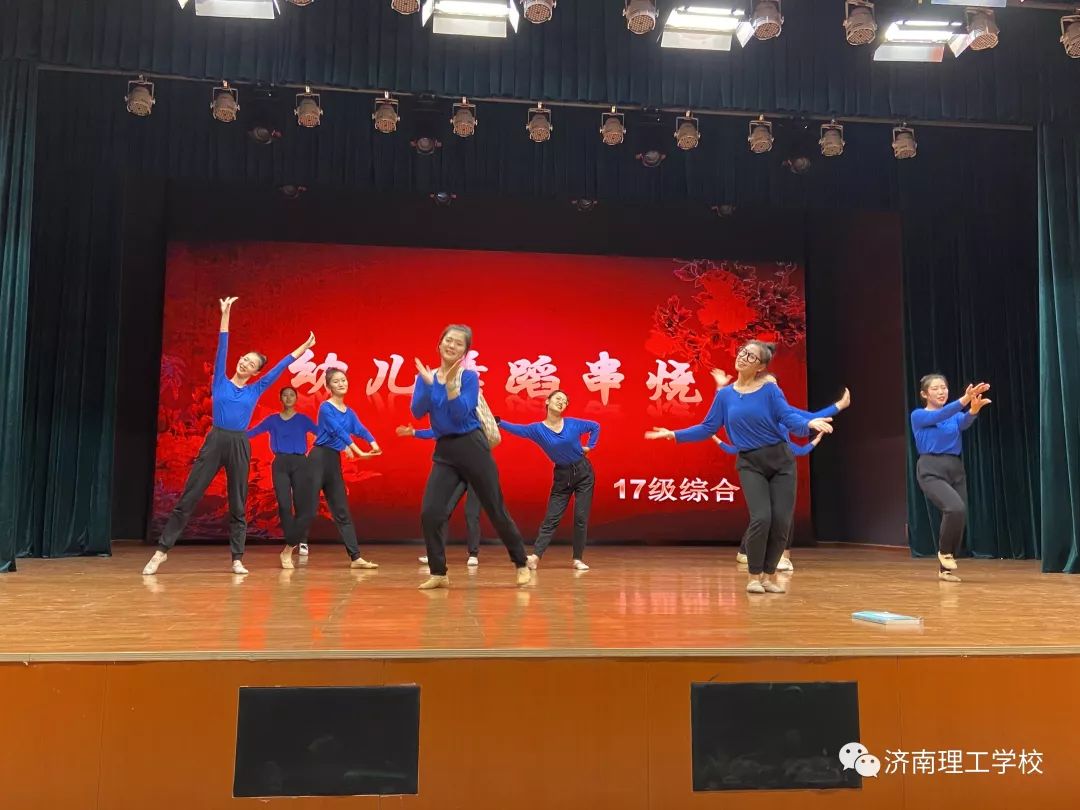 G版美国空少翱翔蓝天，揭秘高薪职业内幕，梦想与挑战并存