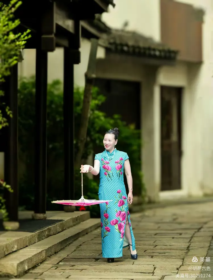 2.熟女A55V风采依旧，优雅从容，岁月沉淀的独特韵味