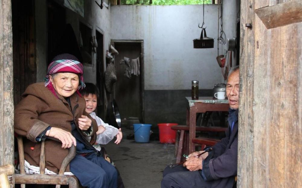 90岁老太婆一级A片免费看浜，高龄老人福利视频，浜区独特资源，畅享无限制观影体验
