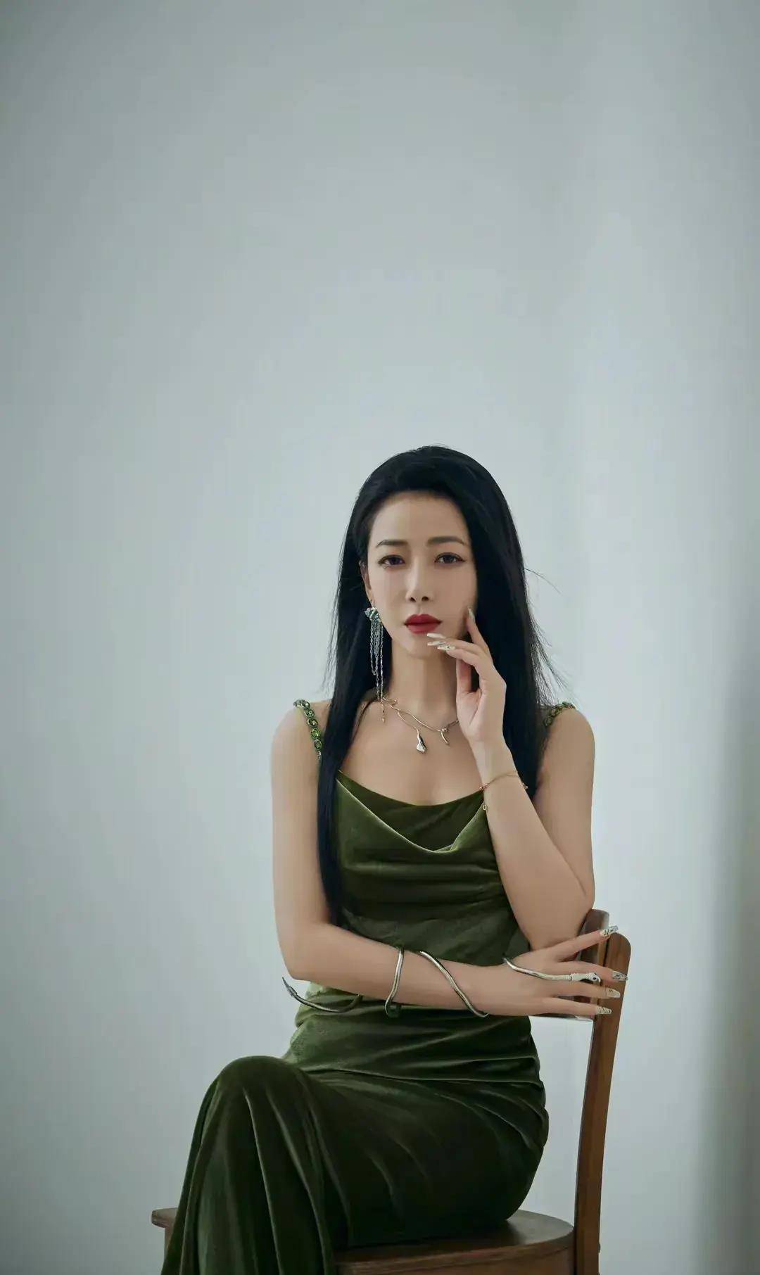 丰满壮实老熟女HD魅力不减，成熟韵味十足，岁月沉淀优雅风姿