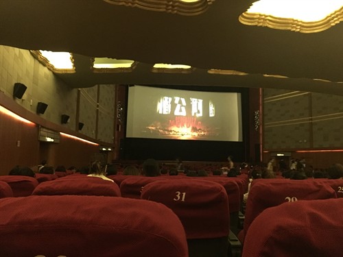 学生洗澡影院观影新体验，校园生活更舒适，放松身心两不误