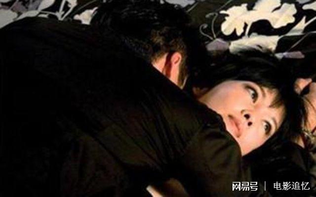 少妇与大狼拘作爱性A片浜激情碰撞，深夜禁忌之恋，狂野欲望释放