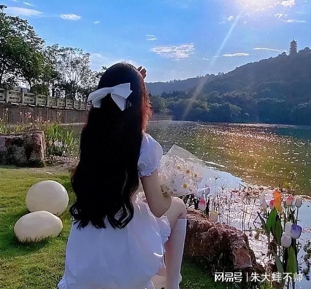 18岁女孩光溜溜的身子引发热议青春与自由的边界探讨