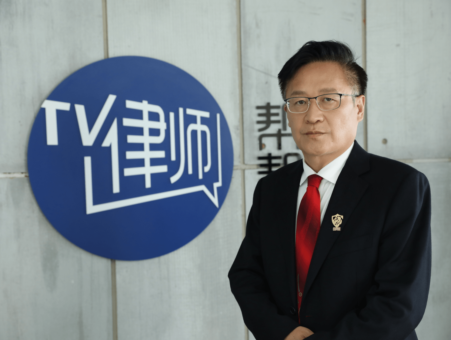 2.偷拍老太婆事件曝光，网友热议，法律专家发声