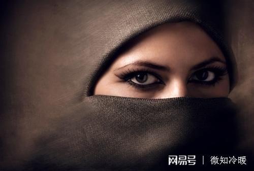 绯色AV绯色秘密与禁忌之恋交织的迷情世界，探索欲望深渊，揭开隐秘面纱