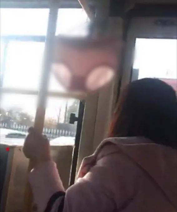 男生困困进女生困困洞浜引发热议，神秘洞穴探险故事，逗趣又惊险的意外遭遇