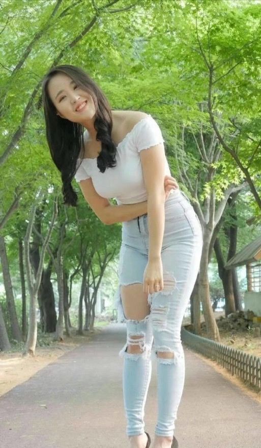 浓毛熟女风情万种，魅力四射，成熟韵味令人陶醉
