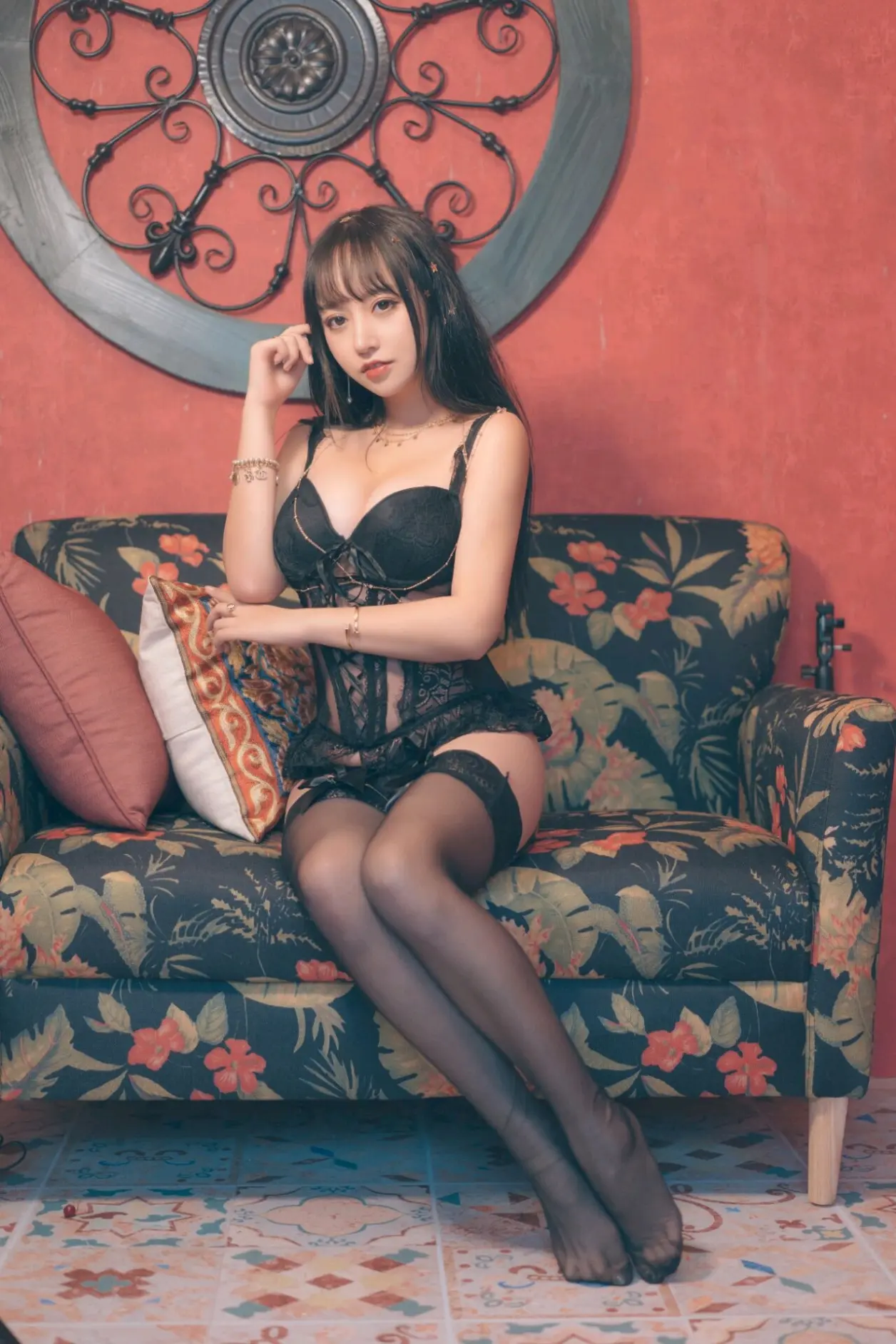 伊人蜜臀AV惊艳亮相，性感曲线引爆全网，极致诱惑不容错过