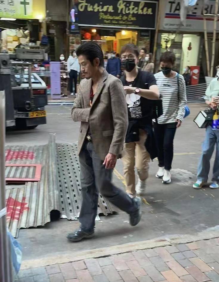 老妇与小伙子market浜邂逅街头，温情故事，市井烟火中的意外缘分