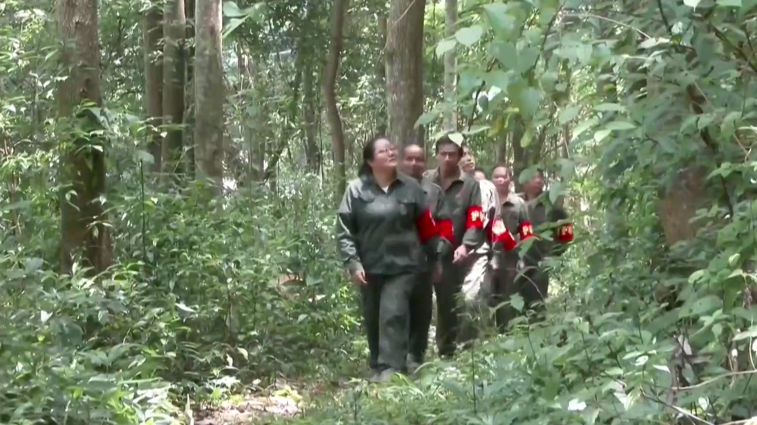 2.扒开老熟女毛荫荫黑森林视频，探索隐秘角落，揭露真实内幕