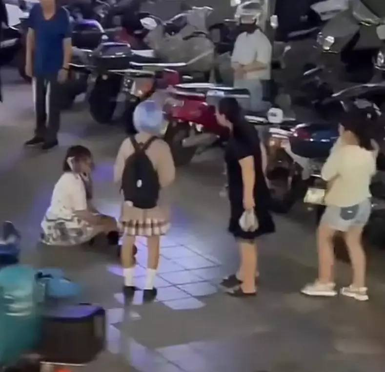 2.二次元女生遭强行扒窃无助路人冷漠围观，绝望瞬间无人伸出援手，社会反思亟待加强