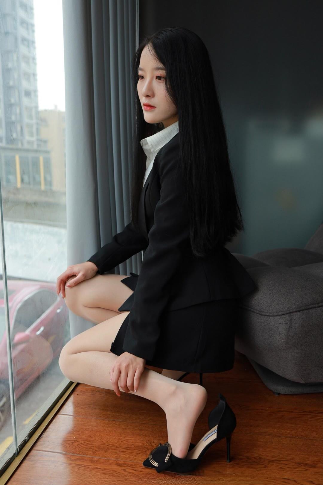 99国产精品丝袜久久制服噜噜魅力无限，高颜值女神穿搭指南，性感时尚引爆回头率